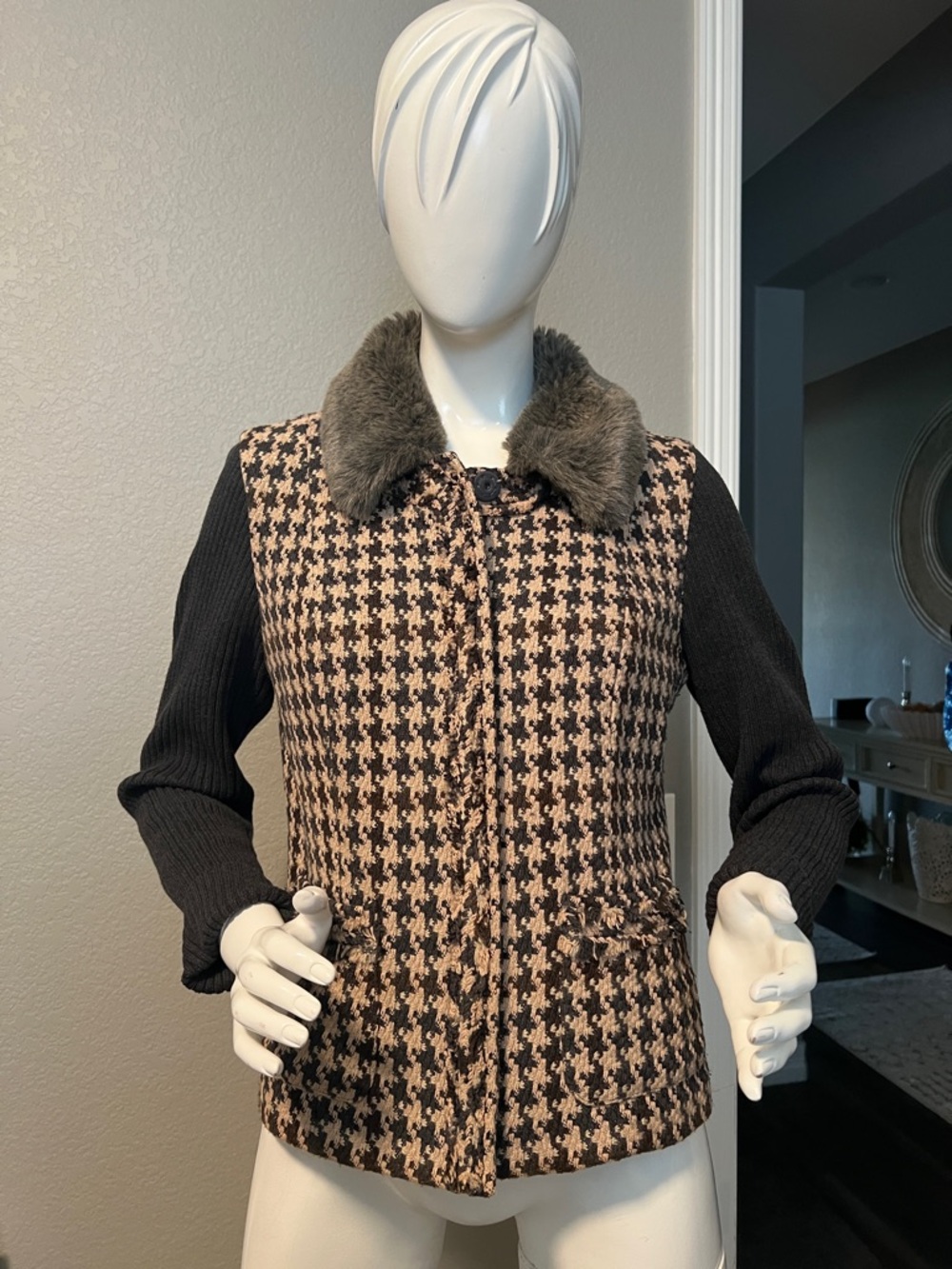 CAbi jacket with sweater sleeves and removable fur neckline. Size 8 - Picture 5 of 14